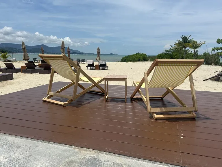 Holzdeck mit Liegen über der Bucht — Executive Reset Retreat, Ko Samui