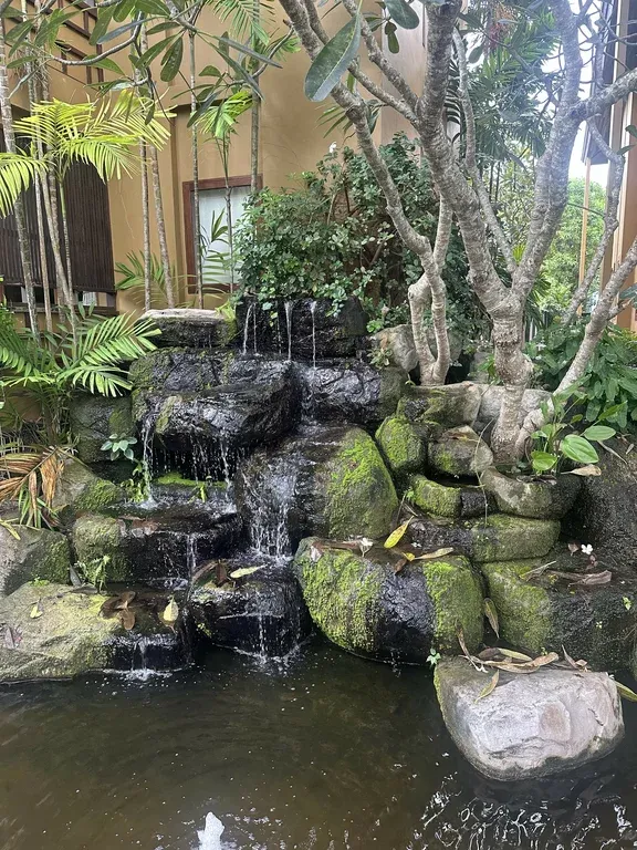 Ruhiger Wassergarten in Thailand